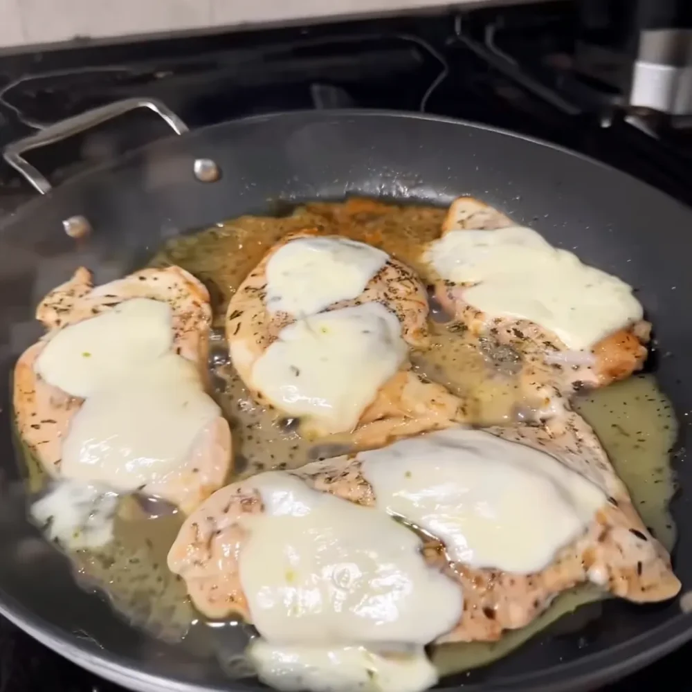 Chicken Bruschetta – Quick Summer Dinner in 15min Chicken Bruschetta with mozzarella melting in skillet while cooking