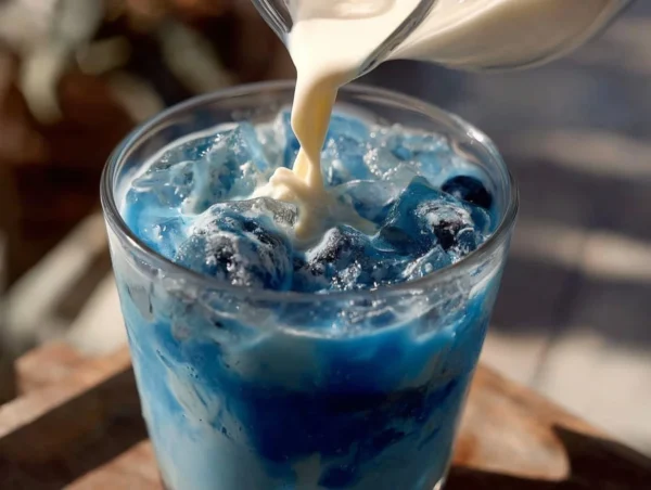 Butterfly Pea Tea Refresher: A Simple Refreshing Delight for Summer Days A cup of vibrant blue Butterfly Pea Tea garnished with fresh flowers.