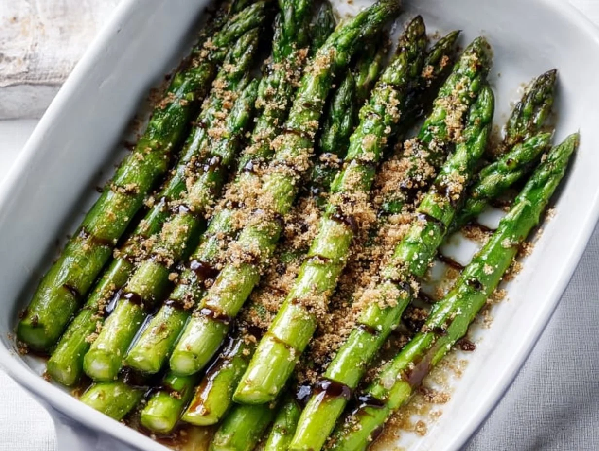 Flavorful Asparagus with Balsamic Glaze: A Quick & Easy Recipe Flavorful asparagus drizzled with balsamic glaze on a white plate.
