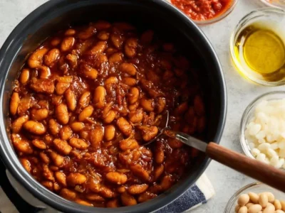 Delicious vegetarian baked beans served in a bowl